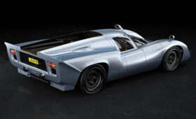 Гоночная легенда 1960-х Lola T70 возродилась в виде крутого заводского рестомода