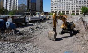 На территории Дворца спорта продолжается демонтаж старого бассейна