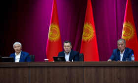 Президент раскритиковал депутатов за мелкие вопросы в Жогорку Кенеше