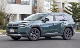 Toyota не планирует переводить актуальный кроссовер RAV4 на электротягу