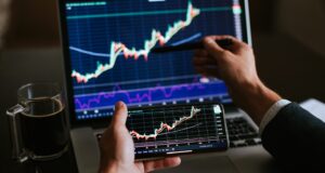 investment-stockbroker-risk-analysis-4PFMVTW-scaled