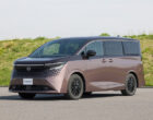 Минивэн Nissan Elgrand нового поколения показали живьём перед скорым запуском