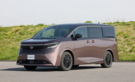 Минивэн Nissan Elgrand нового поколения показали живьём перед скорым запуском