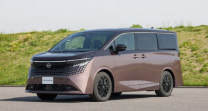 Минивэн Nissan Elgrand нового поколения показали живьём перед скорым запуском