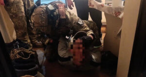 Видео обысков в домах у подозреваемых в распространении крупной партии гашиша