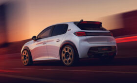 Серийный хот-хэтч Peugeot E-208 GTi: раскрыты внешность и салон
