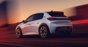 Серийный хот-хэтч Peugeot E-208 GTi: раскрыты внешность и салон