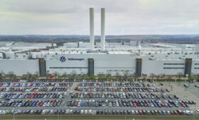 Концерн Volkswagen готовится закрыть несколько заводов и сократить до 100 000 сотрудников