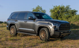 Полноразмерный внедорожник Toyota Sequoia получил обновки вслед за родственным пикапом