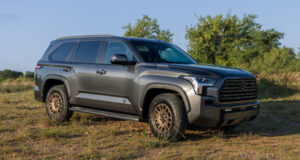 Полноразмерный внедорожник Toyota Sequoia получил обновки вслед за родственным пикапом