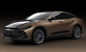 Toyota Crown Crossover готовится к обновлению: первые официальные фото