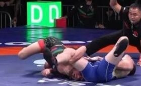 Чемпионат России: Дагестанец проигрывая укусил соперника за ногу. Видео
