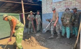Военные помогают ликвидировать последствия селя в Кочкор-Ате