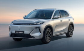 На российский рынок готовится выйти кроссовер Geely EX5 с новой техникой