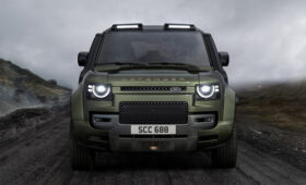 Внедорожник Land Rover Defender получил пересмотренную моторную гамму