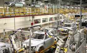 Jaguar Land Rover сократит 4000 сотрудников на фоне падения прибыли и продаж