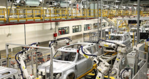 Jaguar Land Rover сократит 4000 сотрудников на фоне падения прибыли и продаж
