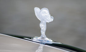 Rolls-Royce создал уникальный Phantom Hummingbird с инкрустацией из ракушек