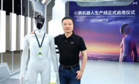 Первый человекоподобный робот Xpeng Iron сошёл с конвейера. Буквально. Ногами