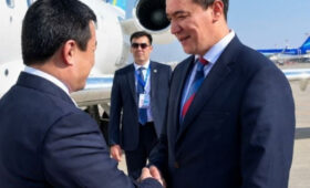 Председатель Курултая Казахстана Айбек Дадебай прибыл в Бишкек