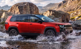 Кроссовер Jeep Cherokee обзавёлся несколькими новыми версиями