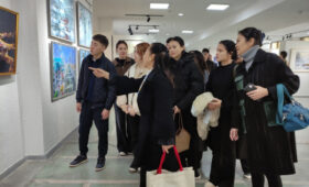В Музее ИЗО в Бишкеке открылась выставка художников Синьцзяна