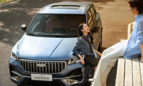 «Упрощённый» Geely Coolray показал свой новый интерьер