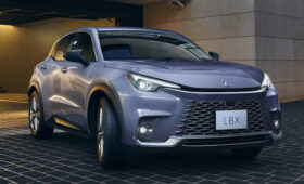 Кроссовер Lexus LBX получил несколько обновок на домашнем рынке