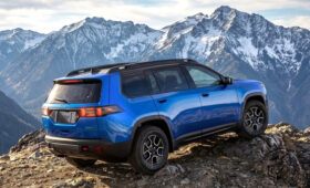 Новый Jeep Cherokee Trailhawk: полноценный внедорожник на базе гибридного кроссовера